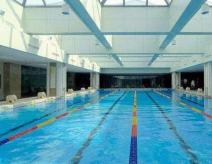 竞赛游泳池的附属设施有哪些？