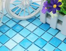 泳池底部装修重要环节——玻璃马赛克瓷砖